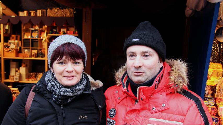 Darunter auch Sabine (47) und Andreas (45) Klein aus Wien. Die beiden sind regelmäßig auf dem Nürnberger Christkindlesmarkt, dieses Jahr schon zum fünften Mal. "In Wien sind die Weihnachtsmärkte anders. Da gibt es viel mehr Kitsch", erzählt Sabine: "Solche Sachen gehören für mich aber nicht zu Weihnachten."