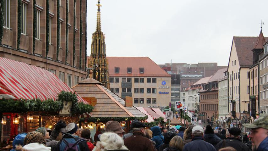 Eine dichte Wolkendecke und leichter Niederschlag halten die meisten Besucher nicht davon ab, eine Runde über den Christkindlesmarkt zu drehen. Vom Burgberg her pilgern vor allem Touristen in Richtung Hauptmarkt.