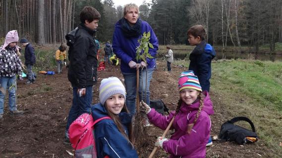 Junge Klimaschützer: Grundschüler pflanzten 200 Gehölze