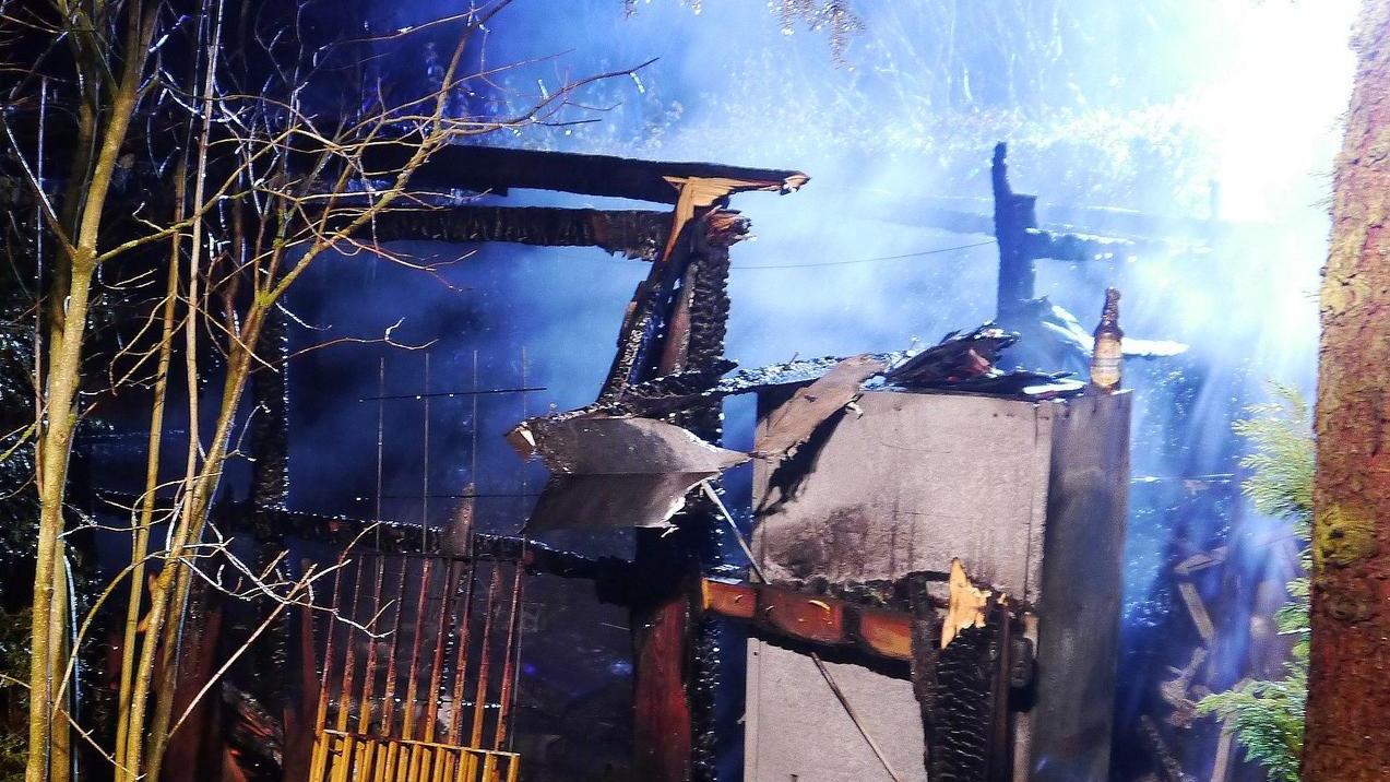 Hütte auf Freizeit-Grundstück wurde Raub der Flammen