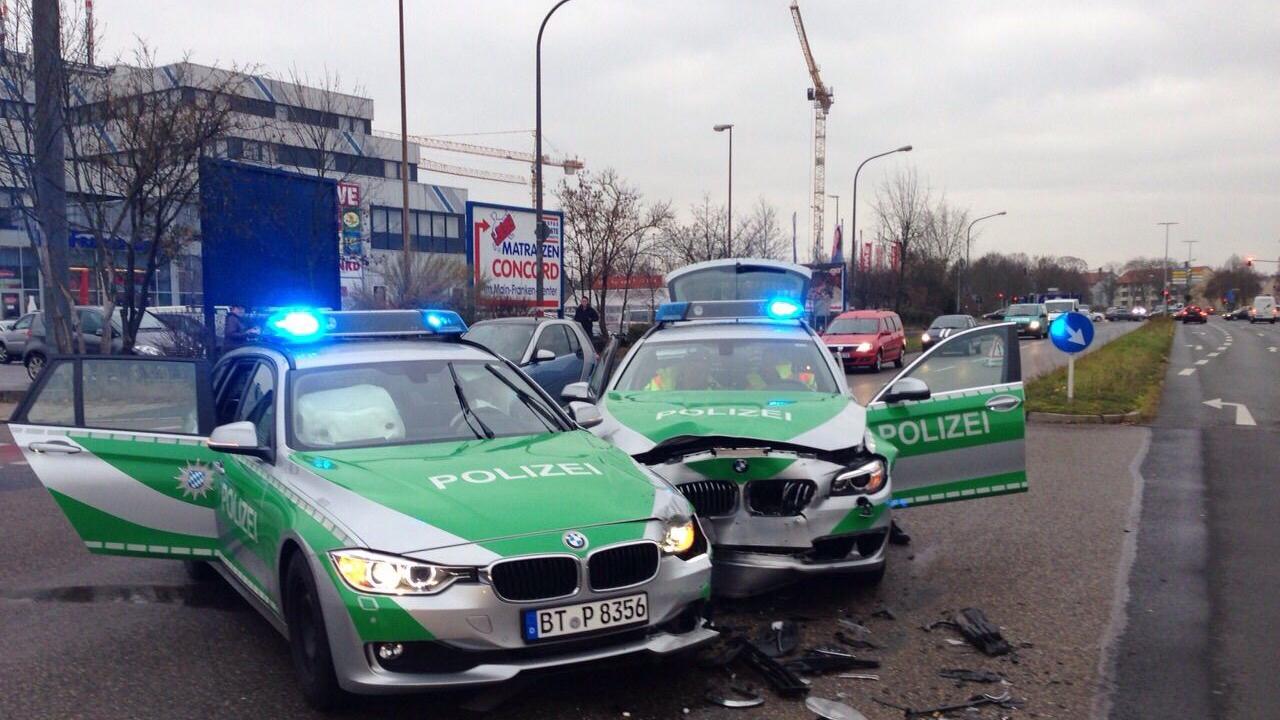 Dein Freund und Helfer brauchte am Dienstag in Bamberg selbst Hilfe und einen Abschleppwagen.