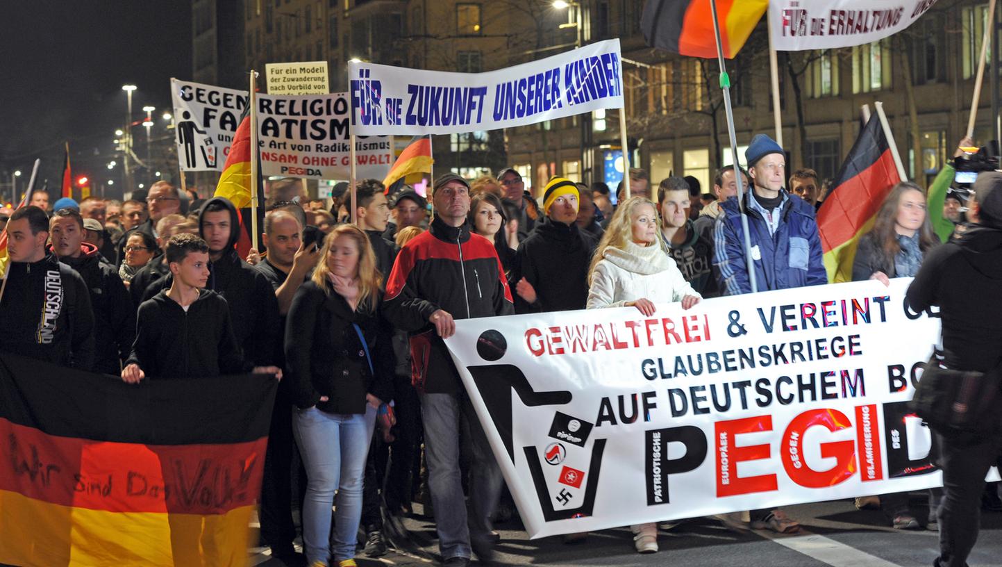 Pegida gewinnt (wie hier in Dresden) immer mehr Anhänger. Doch auch der Widerstand gegen die fremdenfeindliche Bewegung wächst. In Nürnberg ruft nun das Bündnis Nazistopp zum Protest auf.
