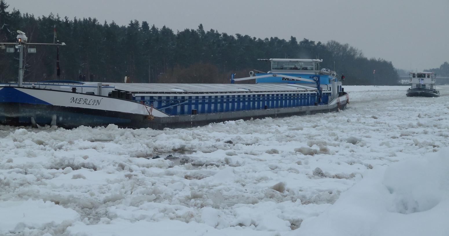 Eisschollen und Schnee bringen Schifffahrt in Bedrängnis