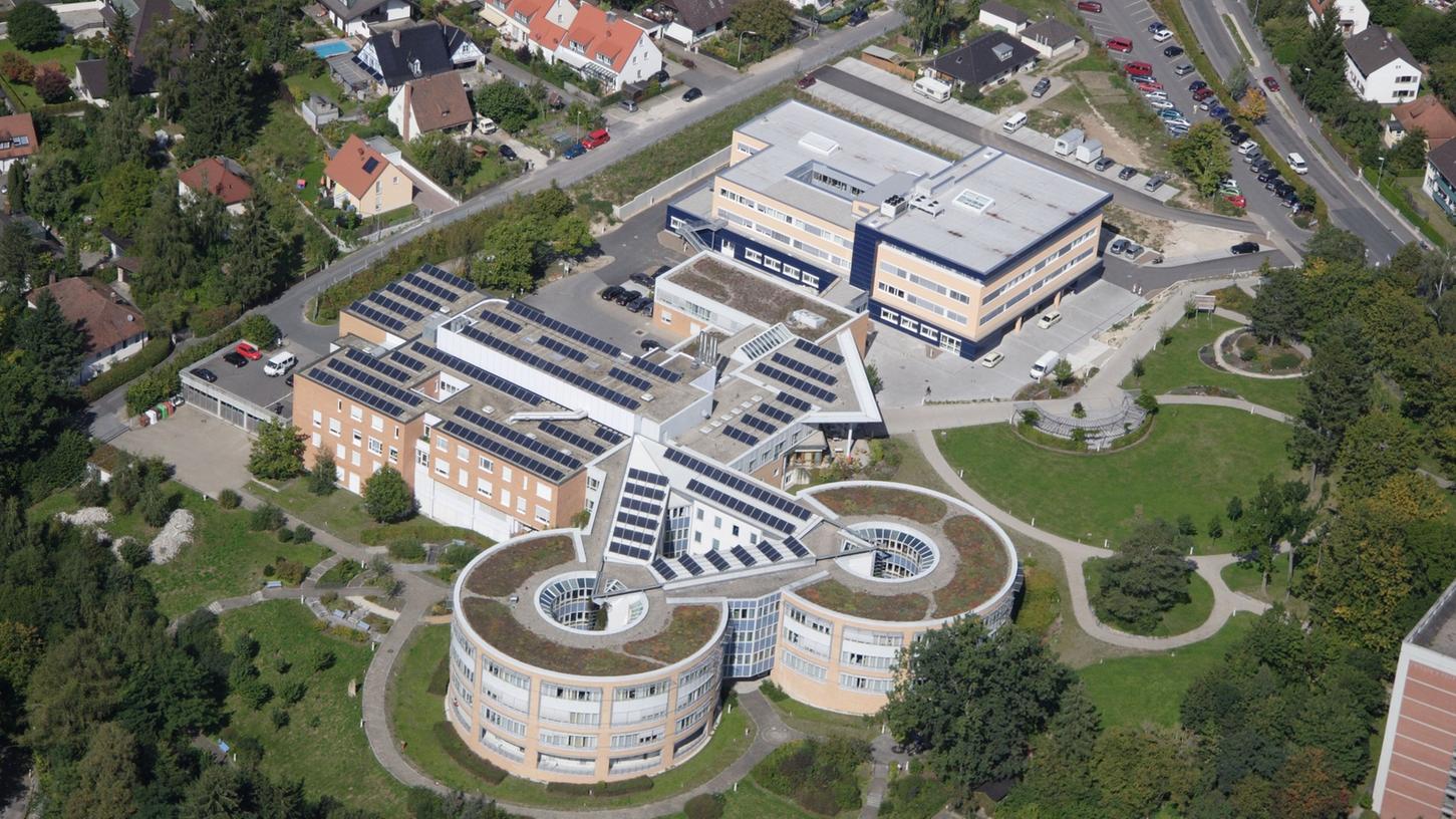 Das Stadtkrankenhaus Schwabach (Bild) war erste Adresse für einen Vater mit seiner verletzten Tochter. Nach stundenlanger Wartezeit fuhr er weiter ins Südklinikum Nürnberg. Das Stadtkrankenhaus Schwabach (Bild) war erste Adresse für einen Vater mit seiner verletzten Tochter. Nach stundenlanger Wartezeit fuhr er weiter ins Südklinikum Nürnberg.