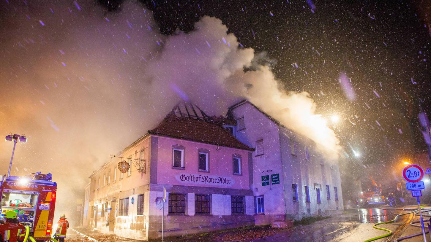 Gasthof in Flammen: Löschwasser gefror immer wieder Gasthof in Flammen: Löschwasser gefror immer wieder
