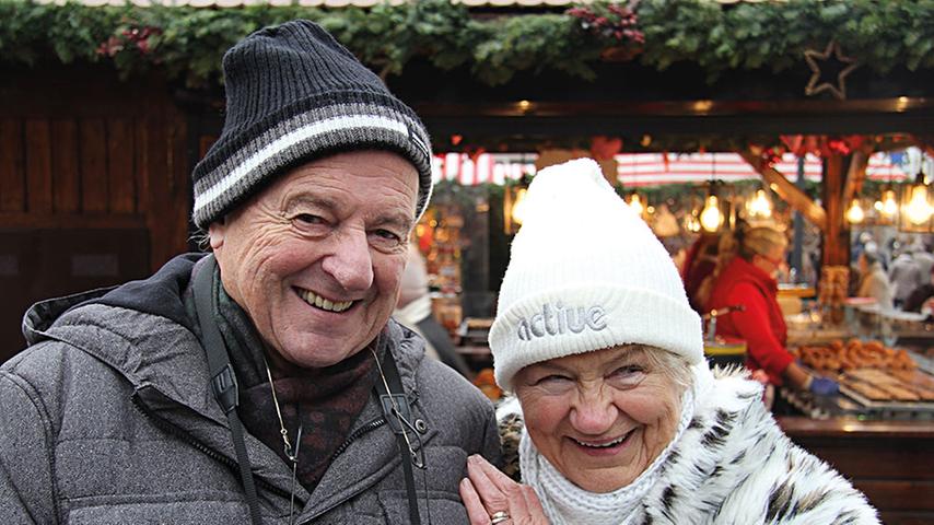 Herbert (74) und Marlies (74) sind beide zum ersten Mal auf dem Nürnberger Christkindlesmarkt. "Ich habe mir schon ein Paar Handschuhe gekauft, weil ich meine zuhause in München vergessen habe", sagt Herbert. Während Marlies vom Markt begeistert ist, findet Herbert: "Die Arten der Stände wiederholen sich oft."
