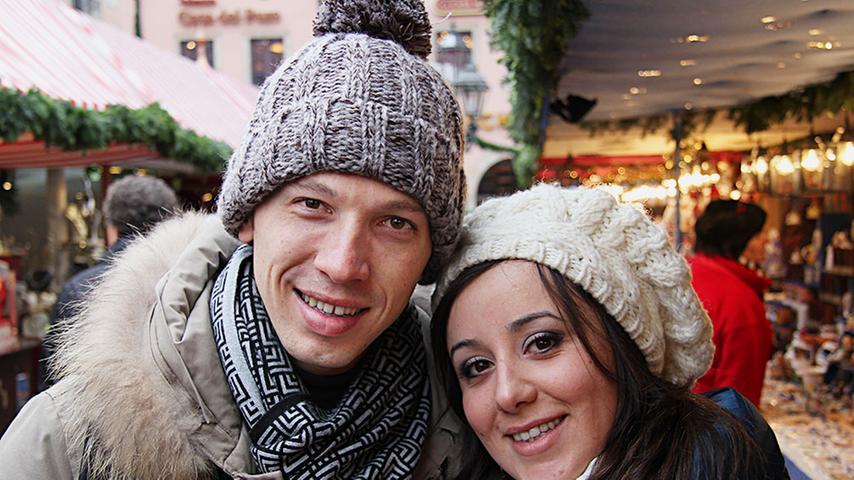 Die beiden Italiener Fabio (33) und Valentina (29) kommen aus Florenz. "Wir haben schon Christbaumschmuck gekauft", erzählen sie, "Weihnachten feiern wir immer zusammen bei einem Essen mit unseren Eltern. Natürlich stellen wir dann auch einen Weihnachtsbaum auf und es gibt Geschenke."