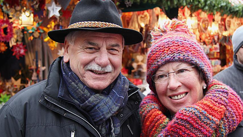 In Verbindung mit dem Geschäftlichen waren Toni (68) und Luise (67) Mayerhofer vom Chiemsee schon öfter auf dem Nürnberger Christkindlesmarkt. "Wir kommen immer wegen der Lebkuchen und der '3 im Weckla'", meinen sie. "Geschenke kaufen wir aber lieber auf lokalen Märkten bei uns zuhause," sagt Toni, "Dort gibt es mehr Selbstgebasteltes. Hier ist das Meiste ja maschinell produziert."