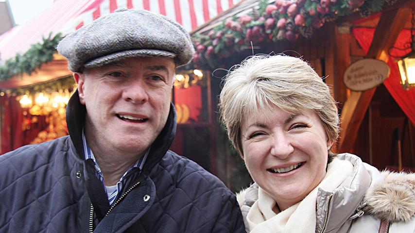 David (59) und Erica (49) kommen aus England. Erica ist begeistert: "Zuhause würden wir nicht auf einen Weihnachtsmarkt gehen. Die sind dort auch nicht sehr traditionell." David hat sich den Christkindlesmarkt allerdings etwas anders vorgestellt: "Ich finde ihn etwas zu kommerziell. Ich dachte es würden mehr handgemachte Waren angeboten."