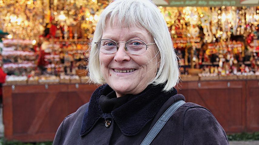 Ingrid (66) kommt aus Götting und war das letzte Mal vor 15 Jahren auf dem Nürnberger Christkindlesmarkt: "Durch die schöne Stadt und die alten Gebäude komme ich hier immer in Weihnachtsstimmung."