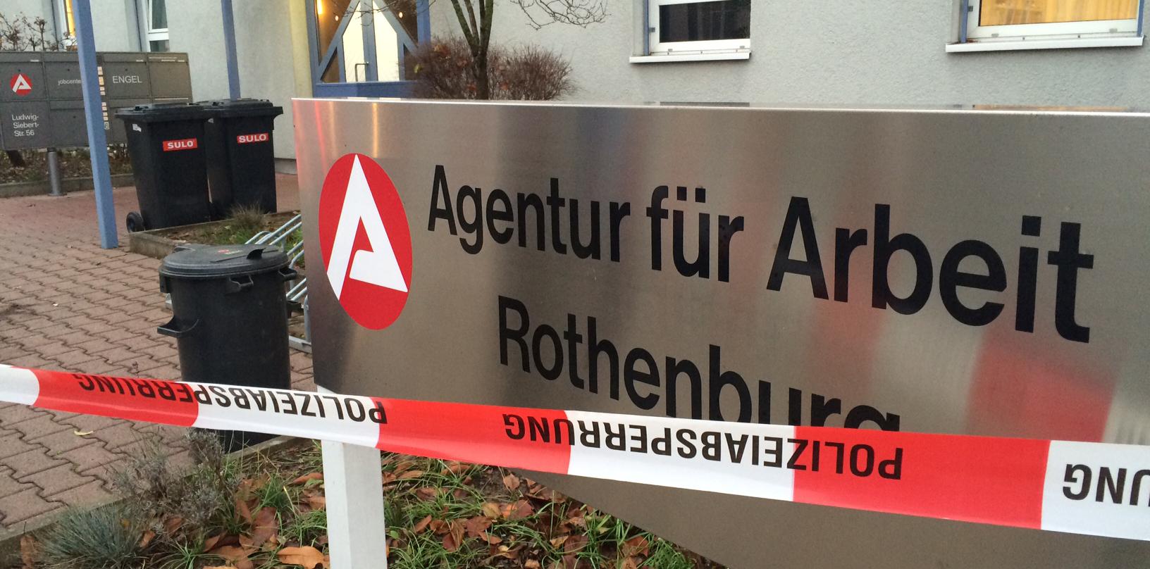 Ein Jobcenter-Mitarbeiter wurde in Rothenburg von einem 28-Jährigen mit einem Messer angegriffen und tödlich verletzt.