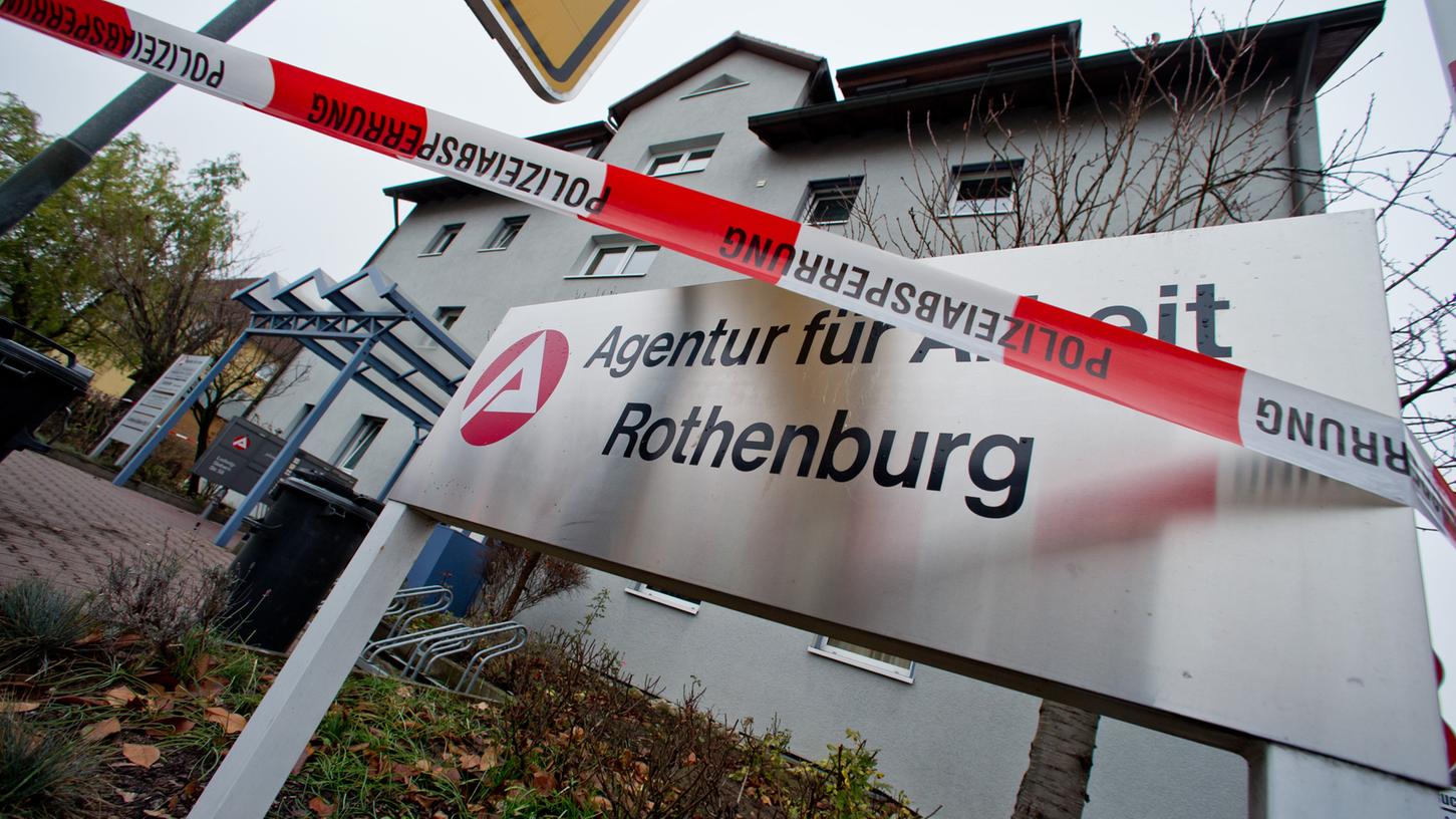 Ein Jobcenter-Mitarbeiter wurde in Rothenburg von einem 28-Jährigen mit einem Messer angegriffen und tödlich verletzt - leider kein Einzelfall. Ein Jobcenter-Mitarbeiter wurde in Rothenburg von einem 28-Jährigen mit einem Messer angegriffen und tödlich verletzt - leider kein Einzelfall.