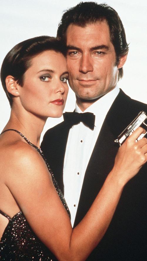 In "Lizenz zum Töten" reist Bond zusammen mit Carey Lowell um die Welt, um diese wieder einmal zu retten.