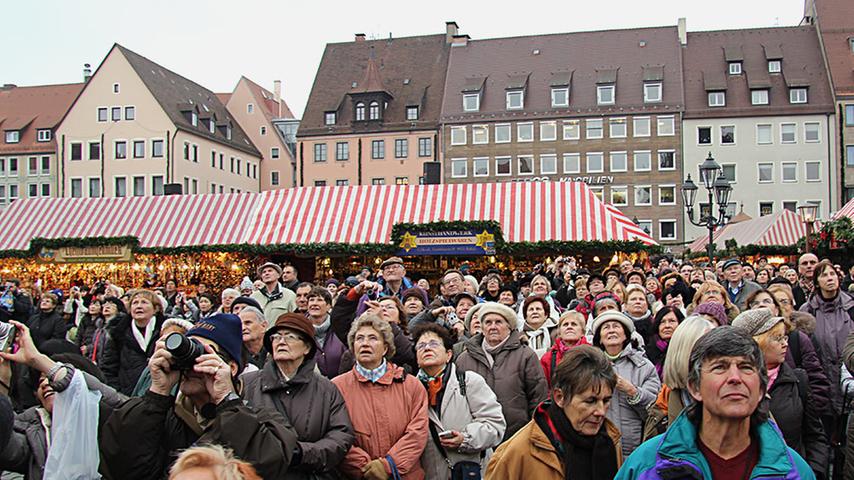 Pünktlich um 12 Uhr versammelten sich viele Schaulustige zum Männleinlaufen an der Nürnberger Frauenkirche.