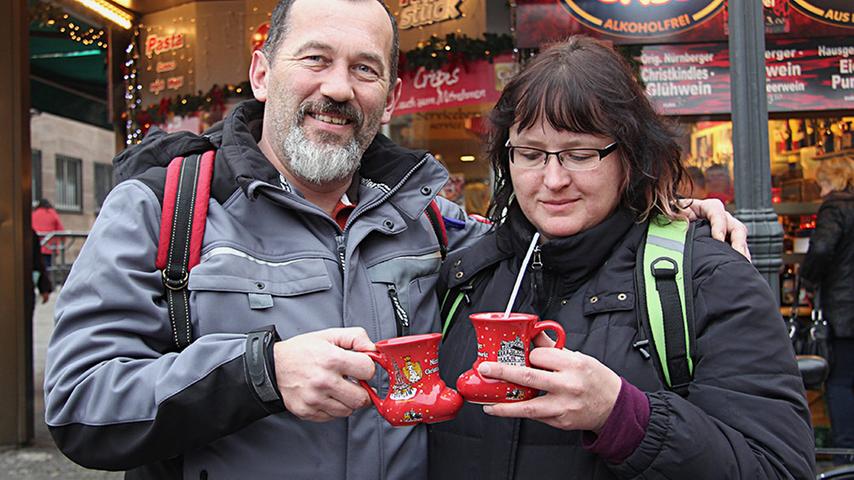Hannes und Anja (beide 45+) sind mit dem Zug aus der Oberpfalz zum Christkindlesmarkt gekommen. "Wir machen das jedes Jahr einmal, um abzuschalten und zu bummeln. Der Glühwein darf dabei auch nicht fehlen."