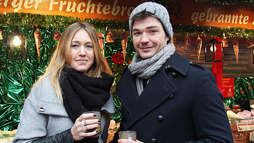 Gemma (30) und Alex (33) aus London sind echte Weihnachtsmarkt-Experten. Jedes Jahr zur Weihnachtszeit erkunden sie verschiedene Märkte in Europa. "Wir kommen gerade aus Straßburg, aber der Christkindlesmarkt ist um Welten besser. Letztes Jahr waren wie in Belgien unterwegs. Nur der Weihnachtsmarkt in Brügge könnte es mit dem in Nürnberg aufnehmen."