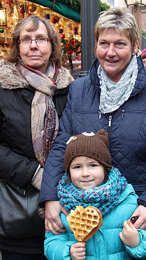 Edith Heiß und Enkelin Laura (5) zeigen Rita Visse (links) den Christkindlesmarkt. "Das letzte Mal war ich vor 30 Jahren hier, seitdem hat sich nicht viel verändert. Gestern war ich noch in München, aber den Weihnachtsmarkt dort kann man nicht mit dem hier vergleichen", findet Rita.