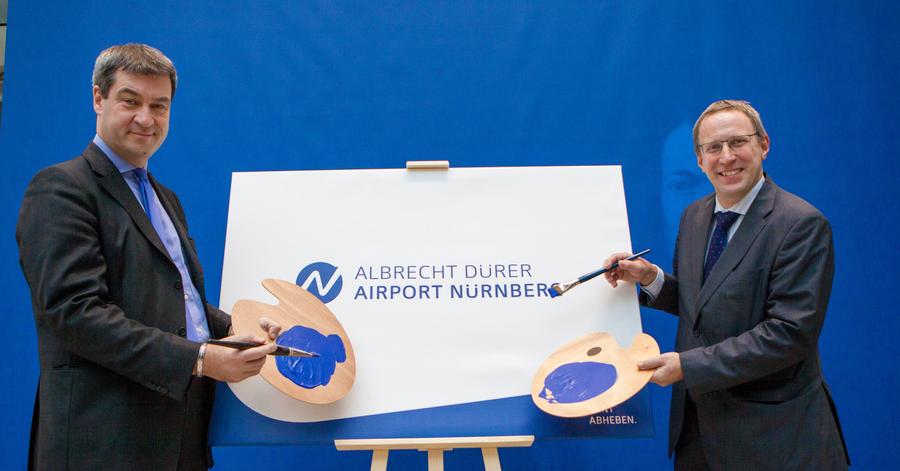 Finanzminister Markus Söder und Flughafengeschäftsführer Michael Hupe stellten im Dezember 2014 das Logo des Albrecht Dürer Airport Nürnberg vor.