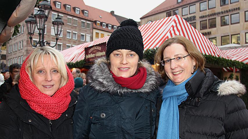 Die drei Freundinnen Roswitha (59), Elisabeth (48) und Martina (41) sind aus Bremen zu Besuch. "Ich finde den Markt sehr schön", sagt Elisabeth, "Ich habe auch schon eine Weihnachtspyramide gekauft." Nicht ganz überzeugt ist dagegen Roswitha: "Der Markt haut mich jetzt nicht vom Hocker. Das könnte aber daran liegen, dass zu viel Trubel um den Nürnberger Christkindlesmarkt gemacht wird und ich deswegen zu viel erwartet habe."