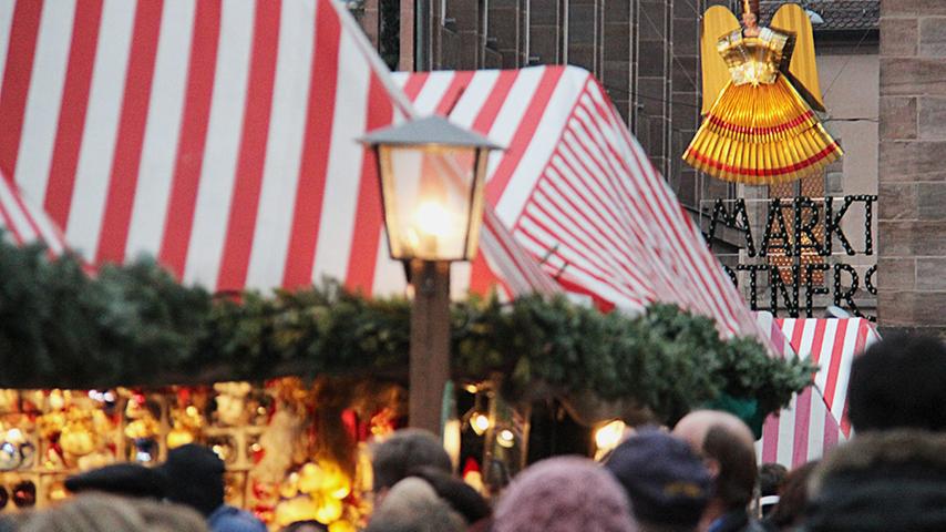 Am Freitag zieht es die Besucher in Scharen auf den Christkindlesmarkt. Das Wetter spielt auch mit: Zwar bleiben die Temperaturen um die 5 Grad, aber es ist trocken.