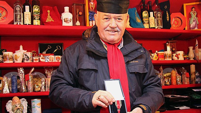 Ljubo Dabovic (71) ist der Präsident der fränkisch-montenegrinischen Gesellschaft in Nürnberg und verkauft an seinem Stand vor allem Hochprozentiges: Montenegrinischen Birnenlikör, Weintraubenschnaps und Kräuterlikör gibt es für je 2 Euro. Außerdem gibt es den "Heißen Sljivac": Den Pflaumenschnaps, der mit Honig und Gewürzen erhitzt wird, trinkt man nach Aussage des Standbetreibers in seiner Heimatstadt "in der Winterzeit von früh bis spät."