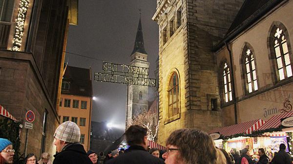 Auch der Markt der Partnerstädte ist jedes Jahr ein beliebtes Ziel der Besucher des Christkindlesmarkts. Durch die unterschiedlichen Stände kann man hier eine kurze Reise durch die Welt machen, so auch 2014.