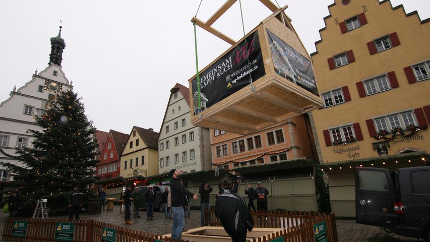 Das XXL-Haus wurde per Schwertransport mit Polizeibegleitung auf den Reiterlesmarkt nach Rothenburg gefahren,...