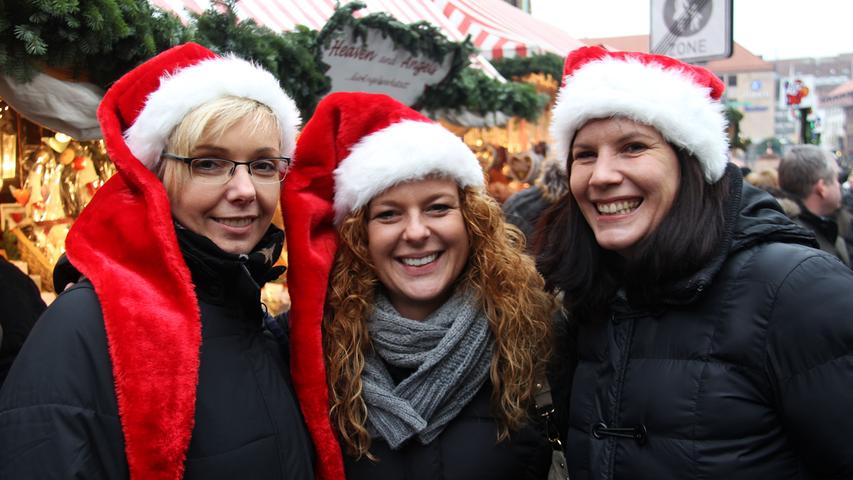 Marion, Dani und Nicole (alle 38, von links) kennen sich aus der Schule. "Wir kommen aus der Nähe von Augsburg", sagt Dani, "Nicole ist nach Nürnberg gezogen. Wir sind gerade zu Besuch." Zum Nikolaustag sind sie passend gekleidet: "Die Mützen haben wir schon am Hauptbahnhof gekauft."