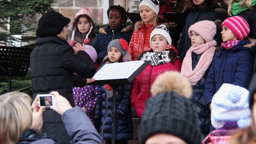 Ein Kinderchor singt Weihnachtsklassiker wie "Oh, Tannenbaum".