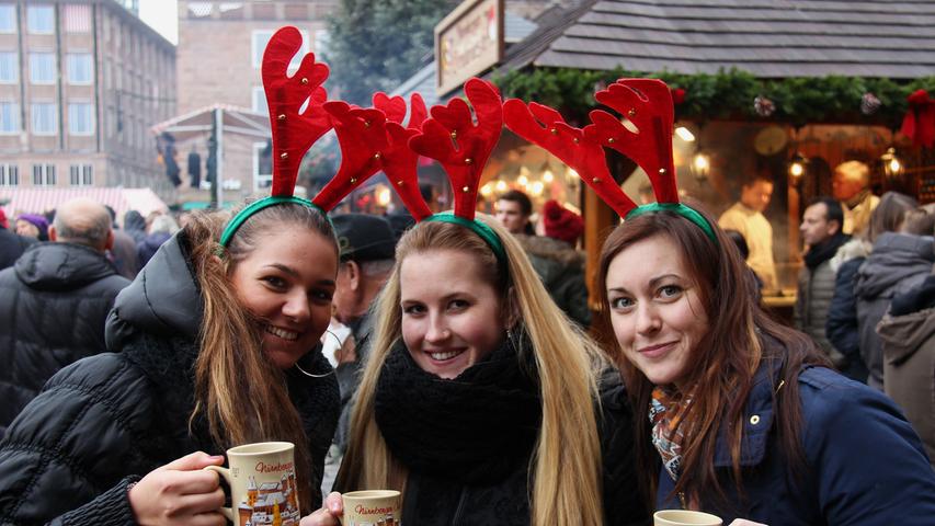 Bara (21, li.), Judy (22, mi.) und Peta (25, re.) sind für den Tag aus Prag angereist: "Wir sind zum ersten Mal auf dem Christkindlesmarkt. Er ist viel größer als die Weihnachtsmärkte in Prag." Die Rentiergeweihe haben sie hier gekauft.