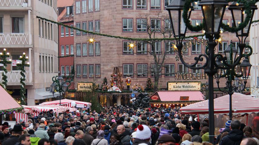 In der Nürnberger Altstadt war es am Samstag richtig voll. Zahlreiche Menschen sind unterwegs, vorankommen ist nur langsam möglich. Diejenigen, den Samstag aber sowieso gemütlich angehen wollen, wird es aber nicht stören.
