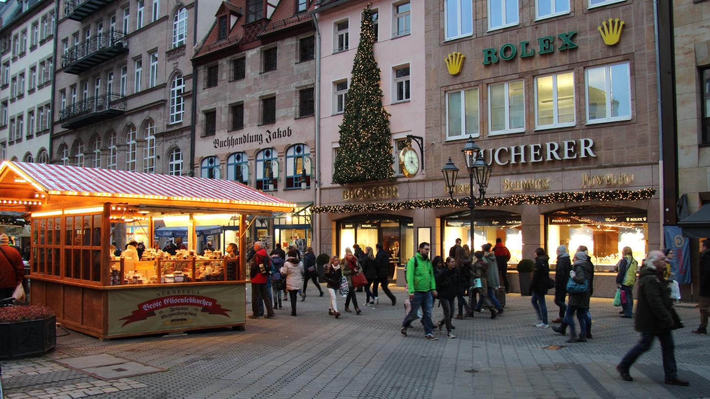 An den Ständen in der König- oder Karolinenstraße lässt es sich etwas entspannter als im Trubel auf dem Hauptmarkt Glühwein schlürfen oder Drei im Weckla verputzen.