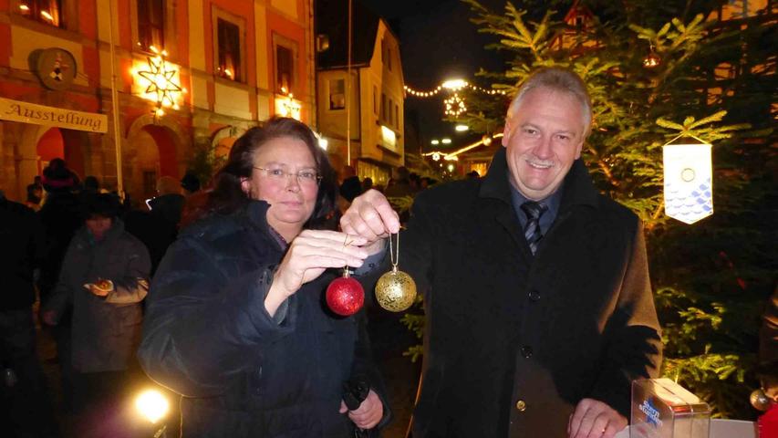 ….was Bürgermeister Klaus Meier und Frau Karin gerne unterstützten; wohlwissend, dass diese Hilfe im Notfall auch Menschen in der Stadt zugute kommen kann. Sternstunden-Spenden sammeln auch die jungen Rotarier.