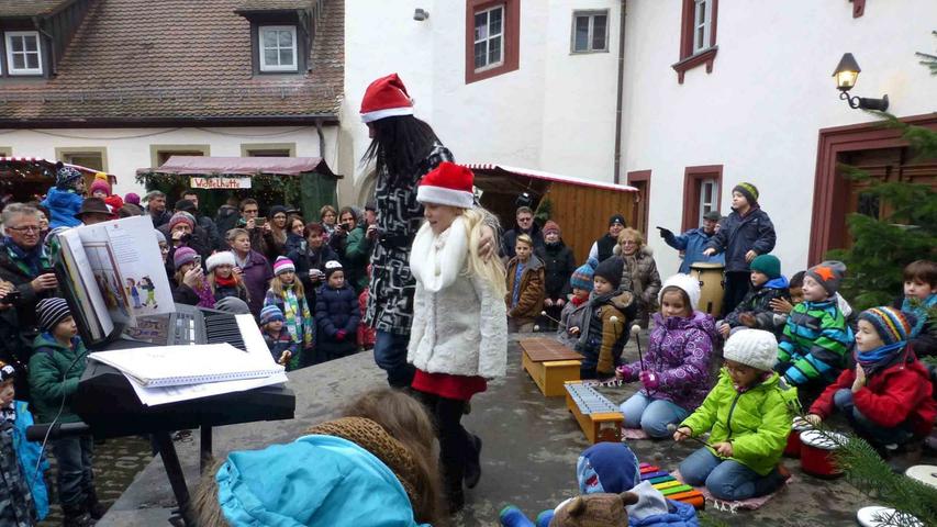 Die Früherziehung der Musikschule setzte vor begeisterter Zuschauerkulisse eine Weihnachtsgeschichte musikalisch in Szene.