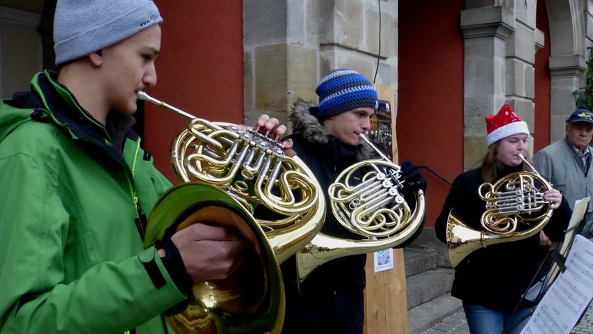 Ein Horntrio der Musikschule stimmte vor dem Rathaus Advents- und Weihnachtslieder an.