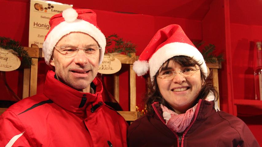 Angelika Meier (43) und Roland Wolf (52) vom Lerautaler Bienenweiler wollen ihr Rezept nicht verraten. Logisch: Schließlich wird ihr Honig-Punsch nach altem Familienrezept hergestellt.