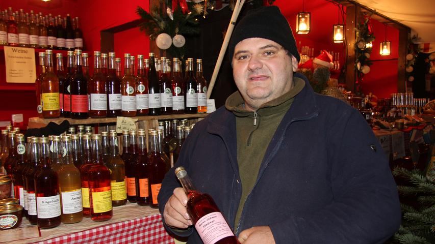 Erich Schmid (43), der Betreiber der Moosbacher Hexenküche, verkauft die Glühweine in Flaschen. "Zu mir kommen die Leute, wenn sie was besonderes kaufen wollen."