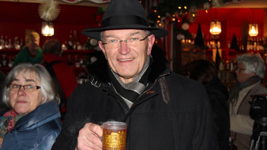 Günther Denzler schwört auf den Hagebutten-Glühwein. „Der ist aus Oberfranken, genauso wie ich", sagt der Bezirkstagspräsident.