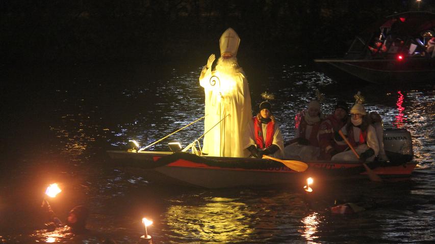 Der heilige Mann gab auf dem Wasser eine echte Erscheinung ab und wurde von den Kindern freudig mit Rufen begrüßt.
