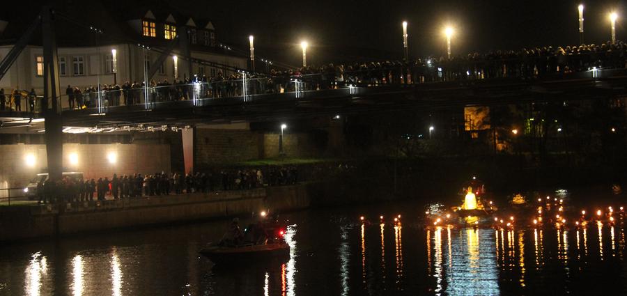 Sowohl auf der Luitpoldbrücke, als auch auf der hier abgebildeten Kettenbrücke drängten sich die Zuschauer, um sich das Lichtspiel auf dem Kanal anzusehen.
