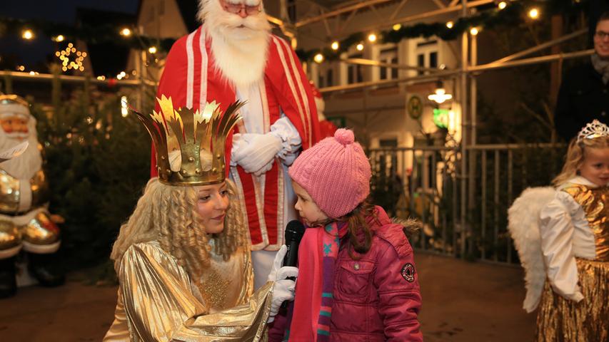 Hand in Hand mit dem Rother Christkind über den Weihnachtsmarkt