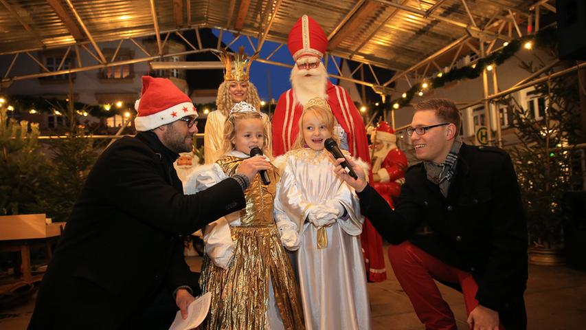 Hand in Hand mit dem Rother Christkind über den Weihnachtsmarkt