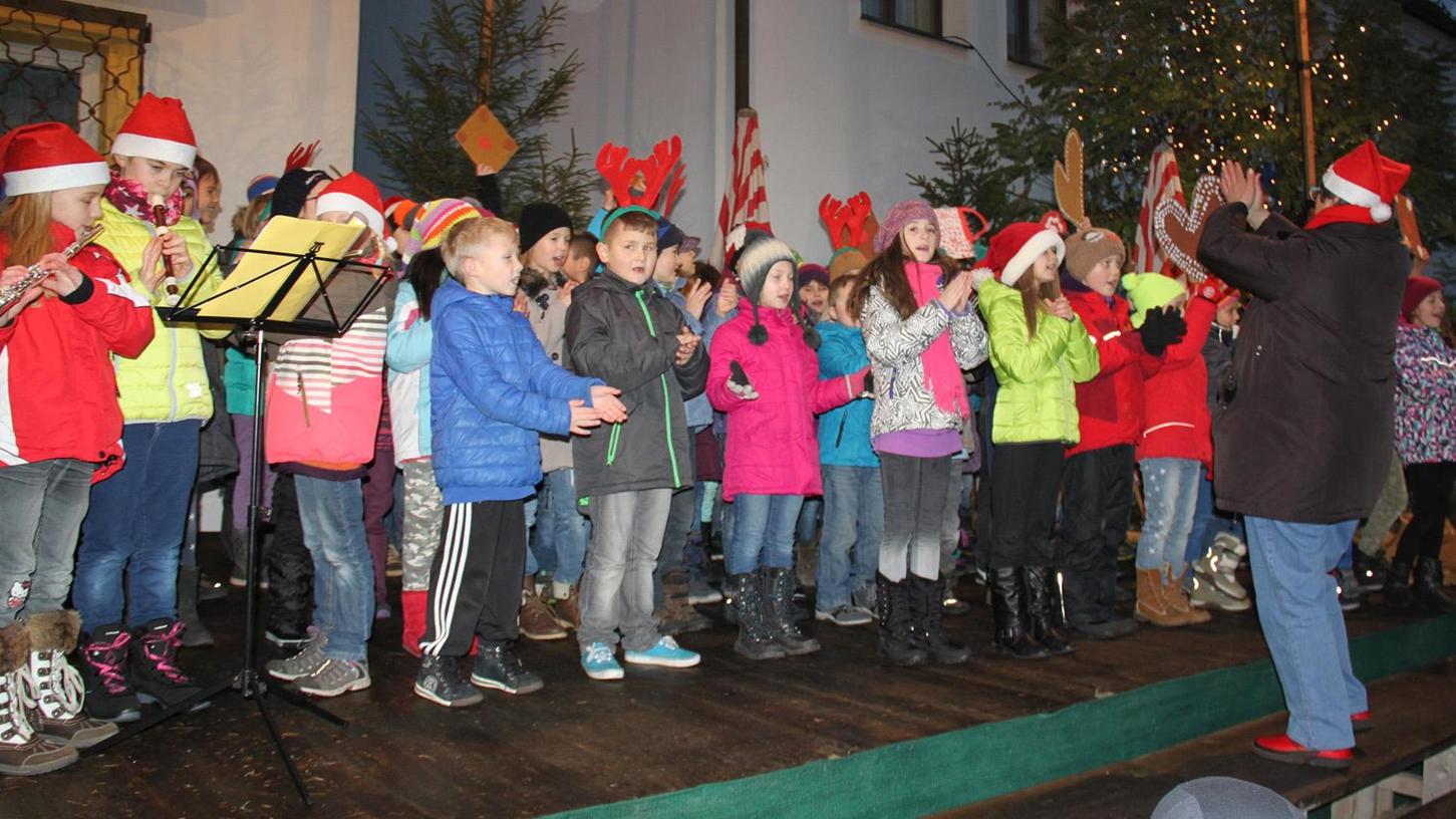 Kripperl und Christbaumschmuck: Weihnachtsmarkt in Allersberg