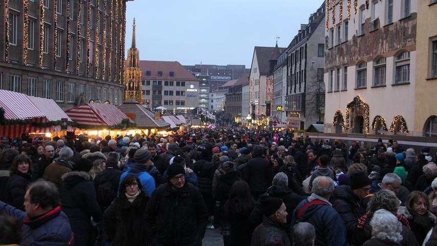 Auch am zweiten Adventssonntag kamen Tausende auf den Nürnberger Christkindlesmarkt. Auch wir waren wieder vor Ort und haben ein paar Besucher nach ihrem Eindruck gefragt und natürlich das Christkind des Tages gesucht.