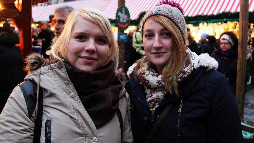 Sara (22) und Rebecca (23) kommen zwar aus Nürnberg, mögen aber den Fürther Mittelaltermarkt lieber. "Der ist kleiner, schöner und es gibt mehr Plätze, um in Ruhe einen Glühwein zu trinken", sagen die Mädels.