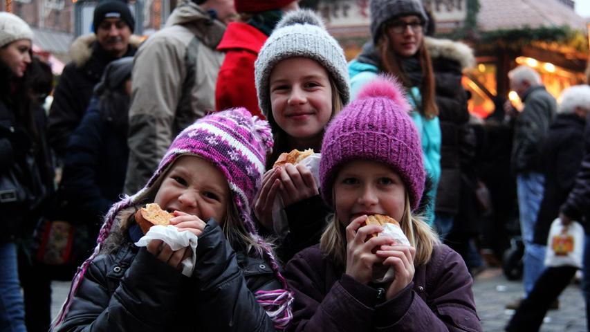 Elena (6), Jana (10) und Jule (7) kommen aus Abenberg: "Zwar haben wir nicht das Christkind gesehen, aber am Ring gedreht und uns etwas gewünscht". Und sich die Bratwurst schmecken lassen.
