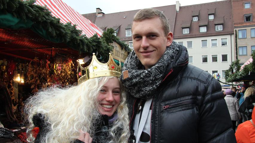 "Alle, die wir treffen, sind so nett! Das ist bei uns in Berlin ganz anders", freut sich unser Christkind des Tages am 8. Dezember. Carina (20) ist mit ihrem Vater und mit Freund Maurice (21) nur für den Christkindlesmarkt für drei Tage nach Nürnberg geflogen.