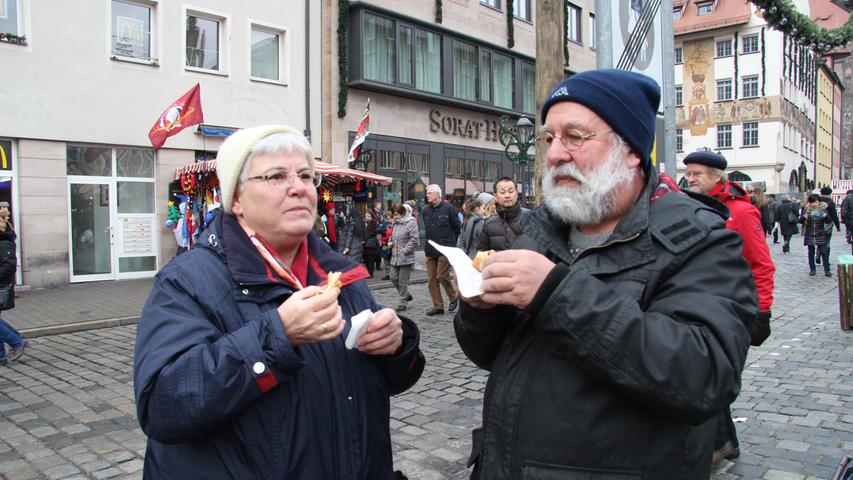Die Starnberger Ursula und Karl-Heinz (beide 63) lassen sich die Nürnberger Bratwürste schmecken: Vor vielen Jahren besuchten die beiden schon einmal den Christkindlesmarkt, da war es ihnen aber zu voll. "Jetzt haben wir Zeit und können an einem Wochentag nach Nürnberg kommen", sagt Ursula.
