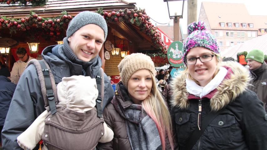 Chris (30) und Sandra (26, rechts) haben auf den ersten Familienausflug mit Tochter Kjell (3 Wochen) auch Freundin Janika (22) mitgenommen: Einen Tag lang sind die vier aus Wilhelmshaven nach Nürnberg gereist, um über den Christkindlesmarkt zu schlendern.