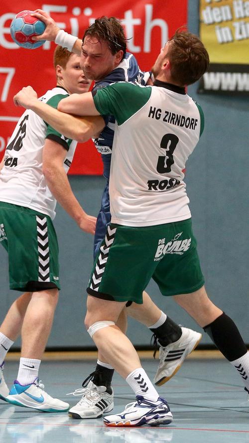 06.12.2014 --- Handball --- Saison 2014 2015 --- Bezirksoberliga BOL Männer /  Herren : HG Zirndorf - HG/HSC Fürth --- Foto: Sport-/Pressefoto Wolfgang Zink /  JüRa --- ....Christoph Herrmann (22, HG/HSC Fürth, links) gg Dominik SChmidt  (3, HG Zirndorf, rechts)